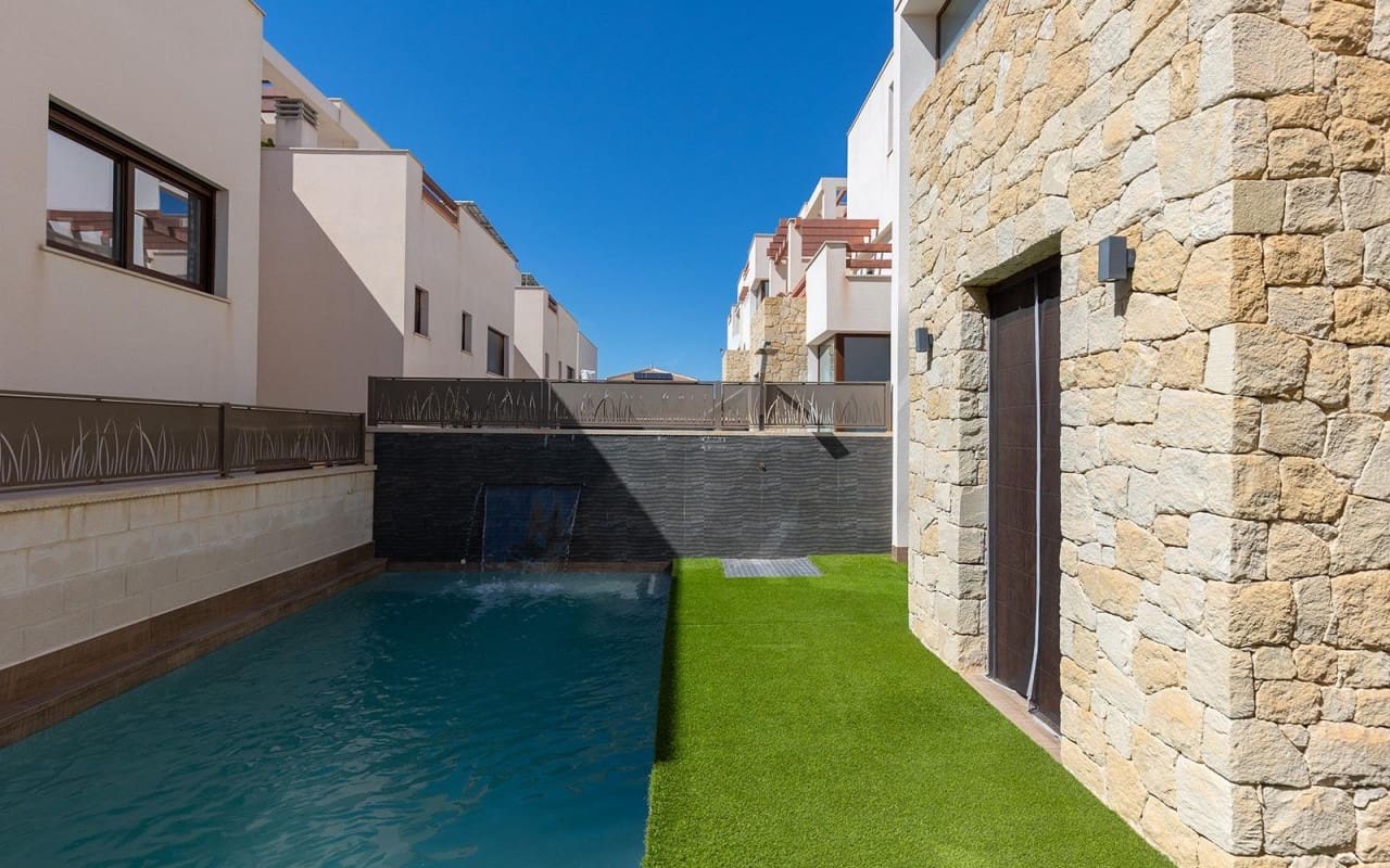 3 camera da letto Villa in vendita in Pueblo Bravo con piscina - 470.000 € (Rif: 9880205)
