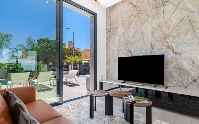 4 bedroom Villa for sale in El Campello with pool - € 1,390,000 (Ref: 9880208)