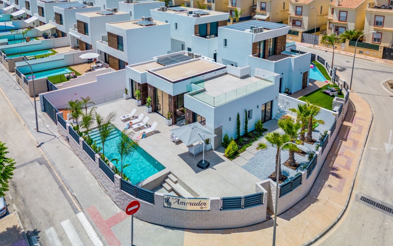 4 bedroom Villa for sale in El Campello with pool - € 1,390,000 (Ref: 9880208)