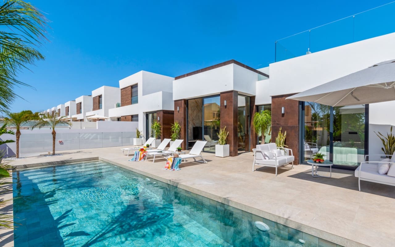 4 bedroom Villa for sale in El Campello with pool - € 1,390,000 (Ref: 9880208)