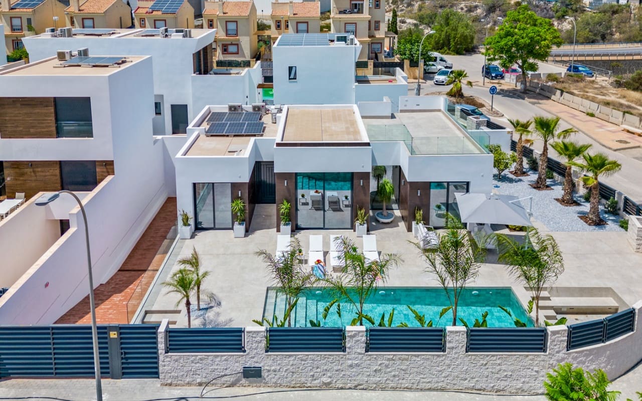 4 bedroom Villa for sale in El Campello with pool - € 1,390,000 (Ref: 9880208)