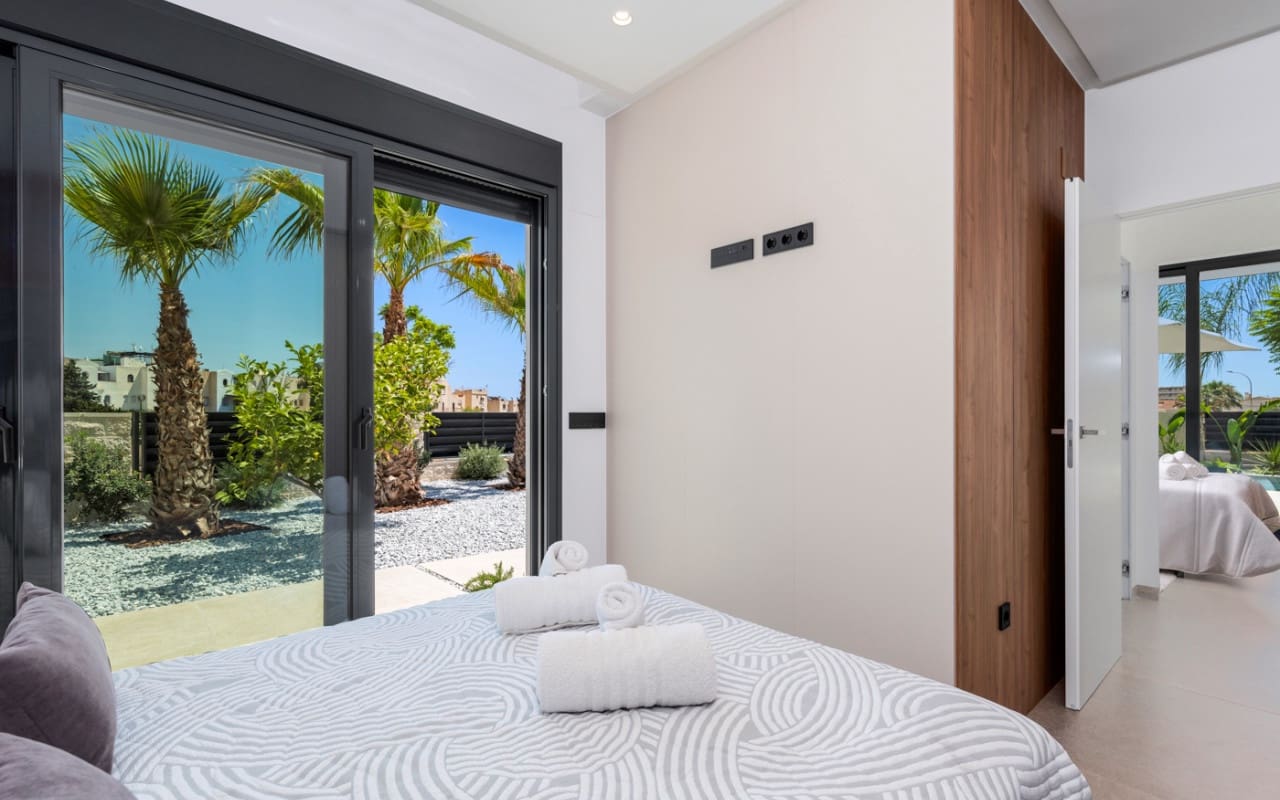 4 bedroom Villa for sale in El Campello with pool - € 1,390,000 (Ref: 9880208)