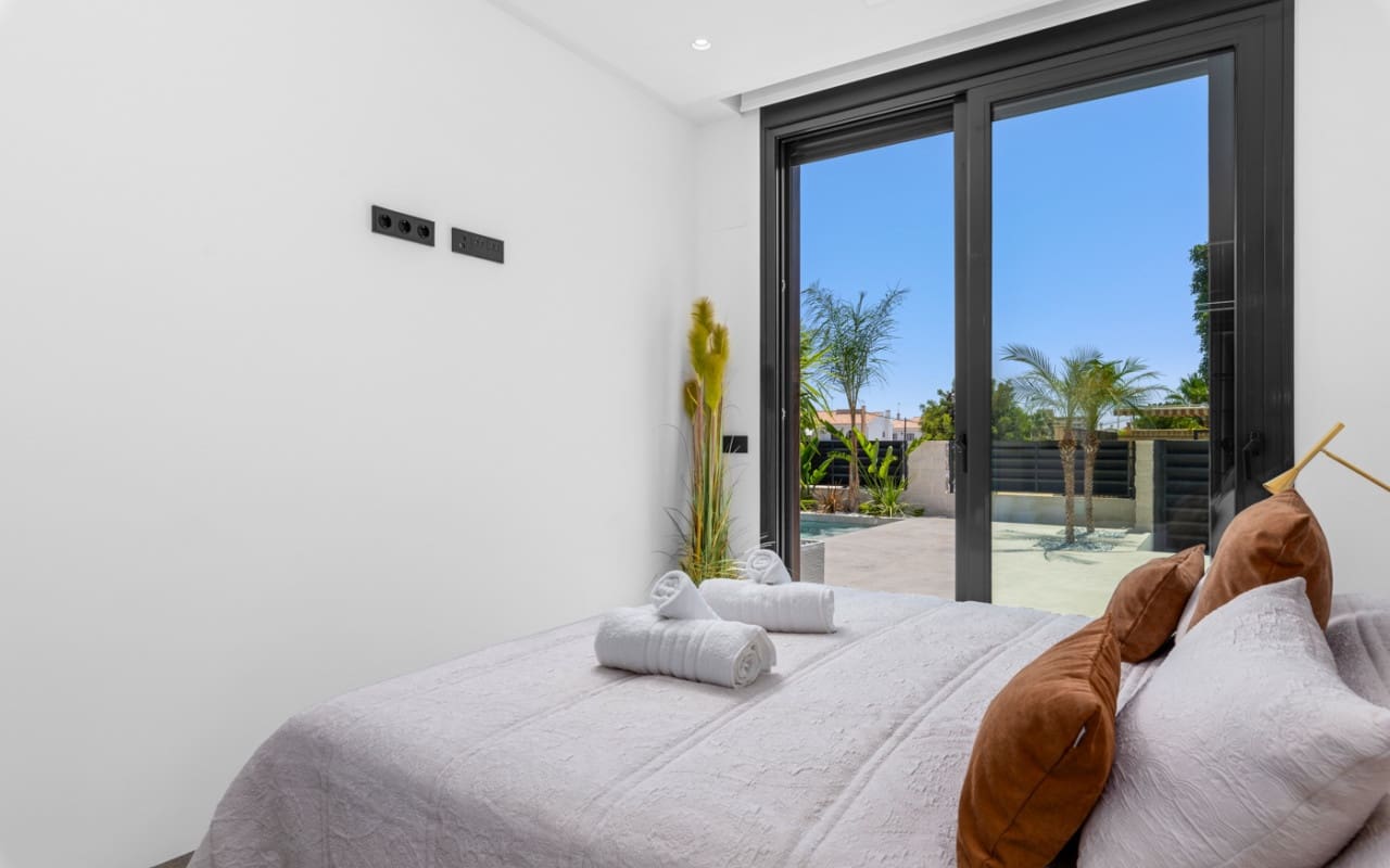 4 bedroom Villa for sale in El Campello with pool - € 1,390,000 (Ref: 9880208)