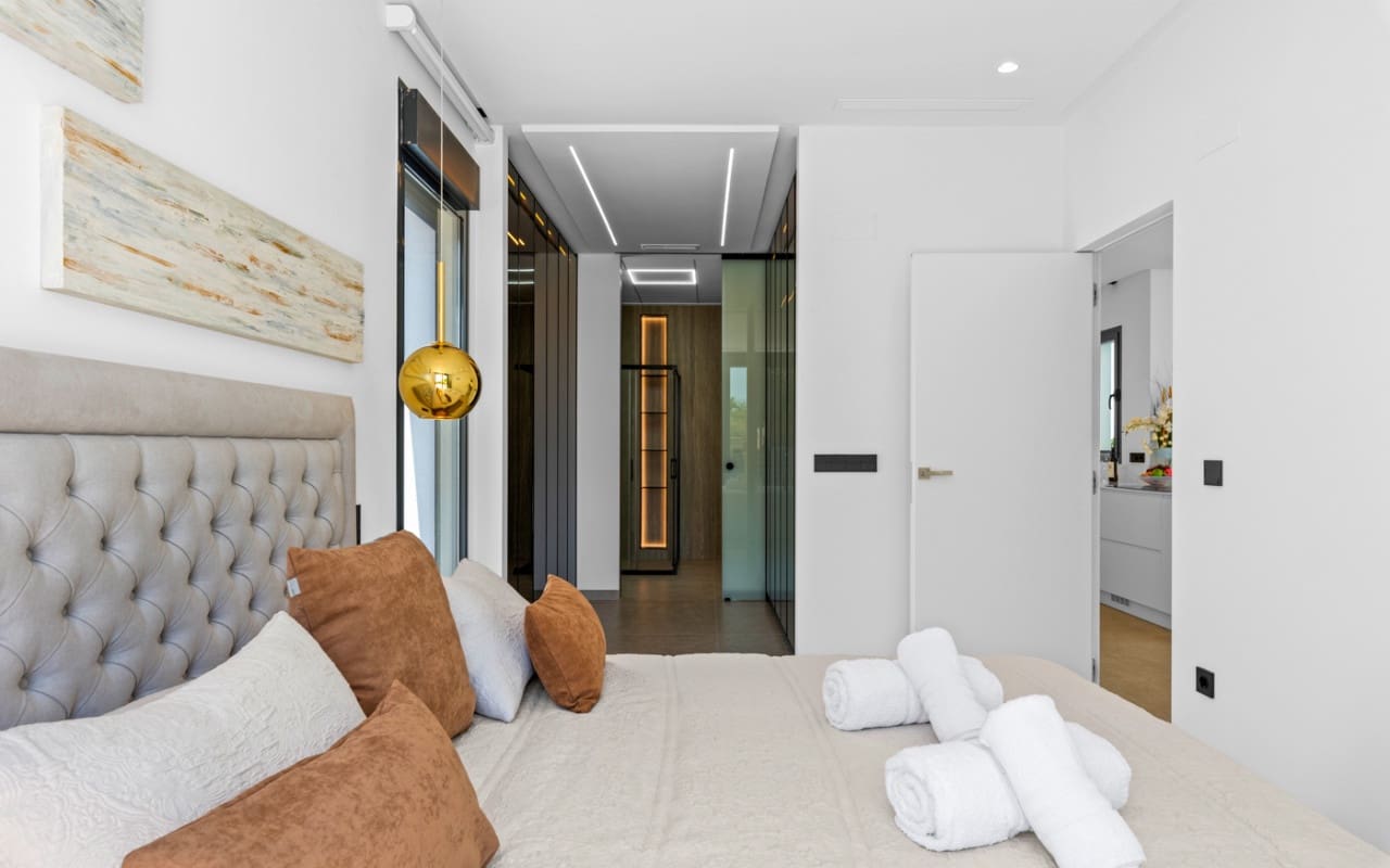 4 bedroom Villa for sale in El Campello with pool - € 1,390,000 (Ref: 9880208)