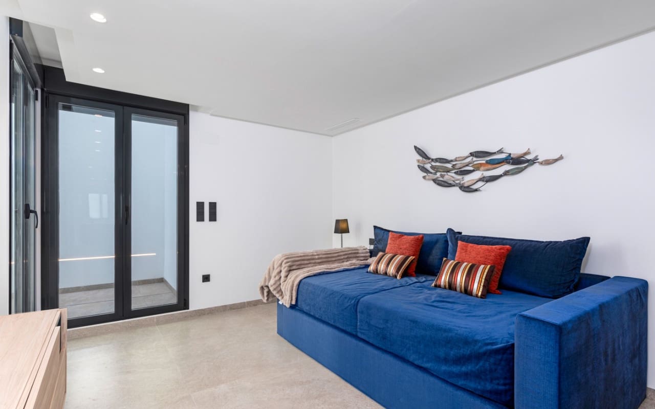 4 bedroom Villa for sale in El Campello with pool - € 1,390,000 (Ref: 9880208)