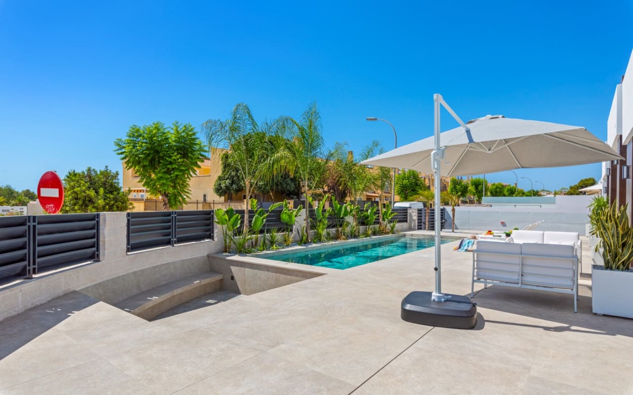 4 bedroom Villa for sale in El Campello with pool - € 1,390,000 (Ref: 9880208)