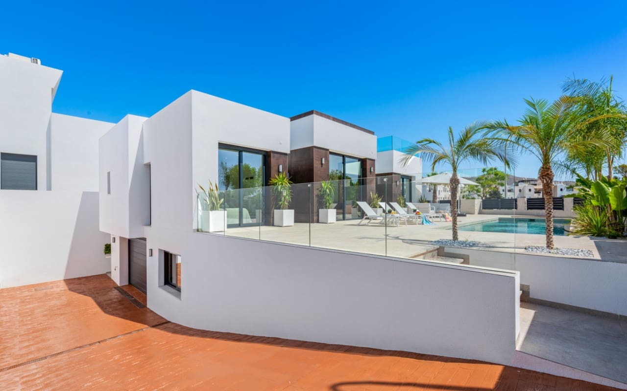 4 bedroom Villa for sale in El Campello with pool - € 1,390,000 (Ref: 9880208)