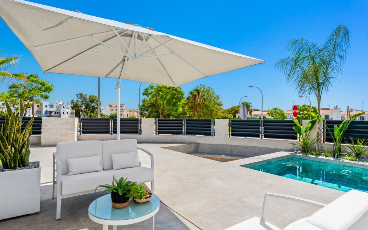 4 bedroom Villa for sale in El Campello with pool - € 1,390,000 (Ref: 9880208)