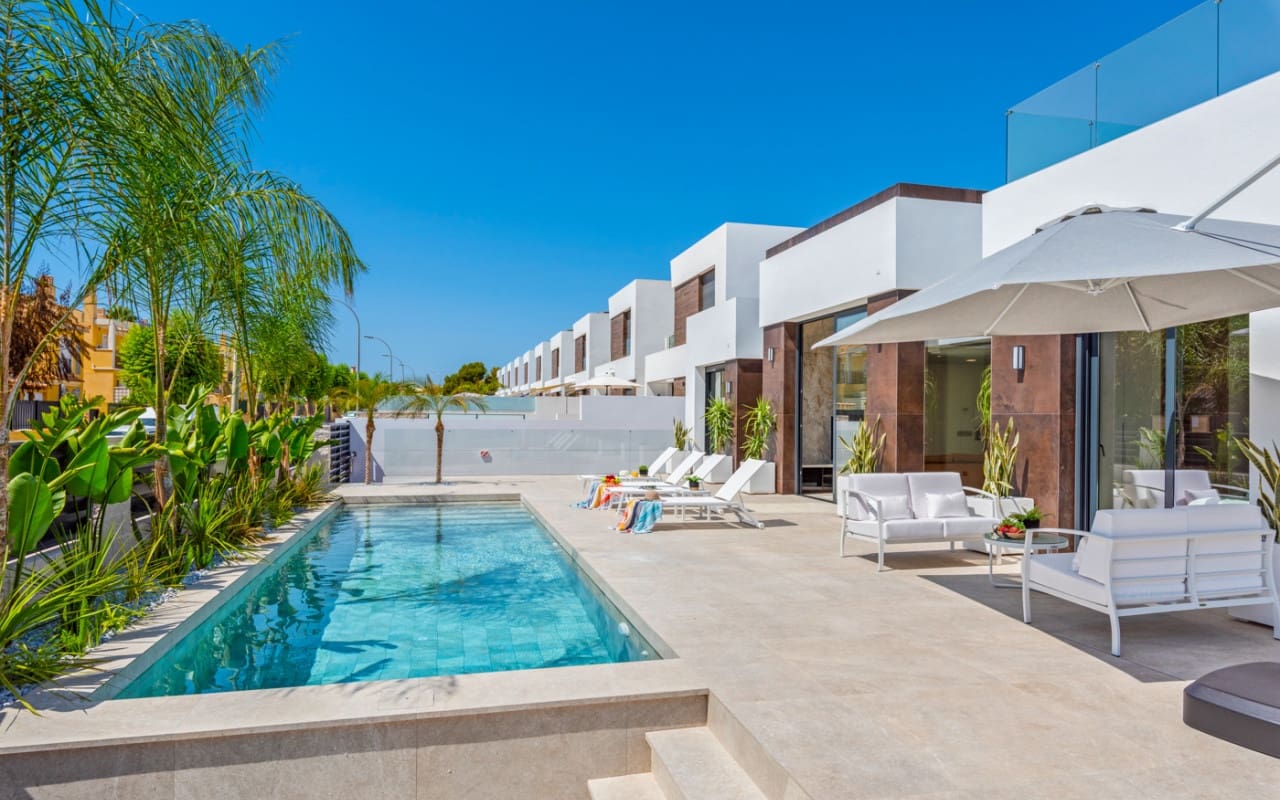4 bedroom Villa for sale in El Campello with pool - € 1,390,000 (Ref: 9880208)
