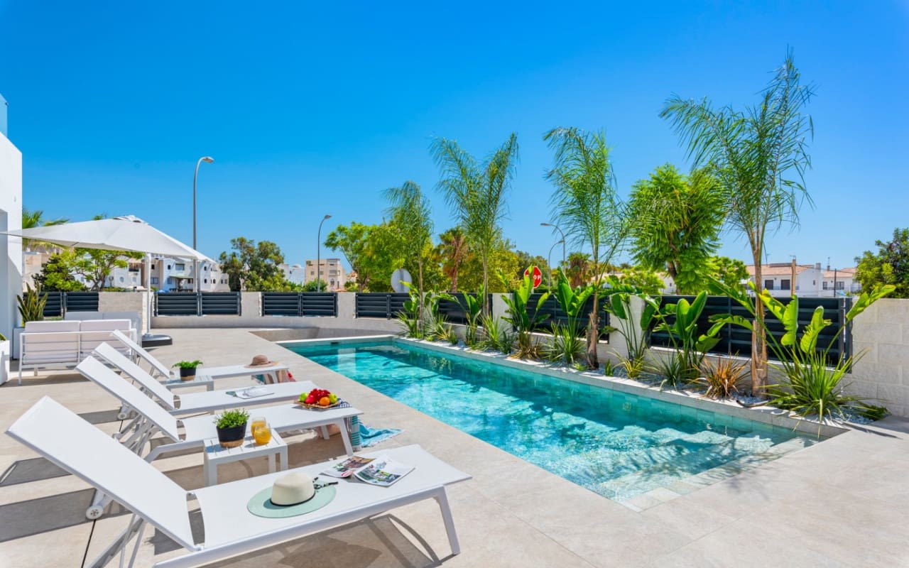 4 bedroom Villa for sale in El Campello with pool - € 1,390,000 (Ref: 9880208)