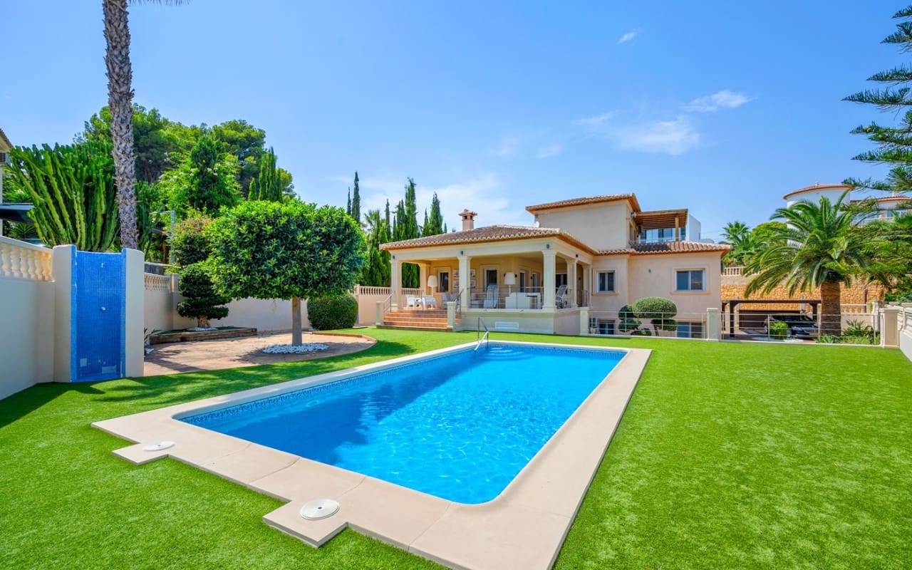 5 bedroom Villa for sale in Benissa with pool - € 1,690,000 (Ref: 9880209)