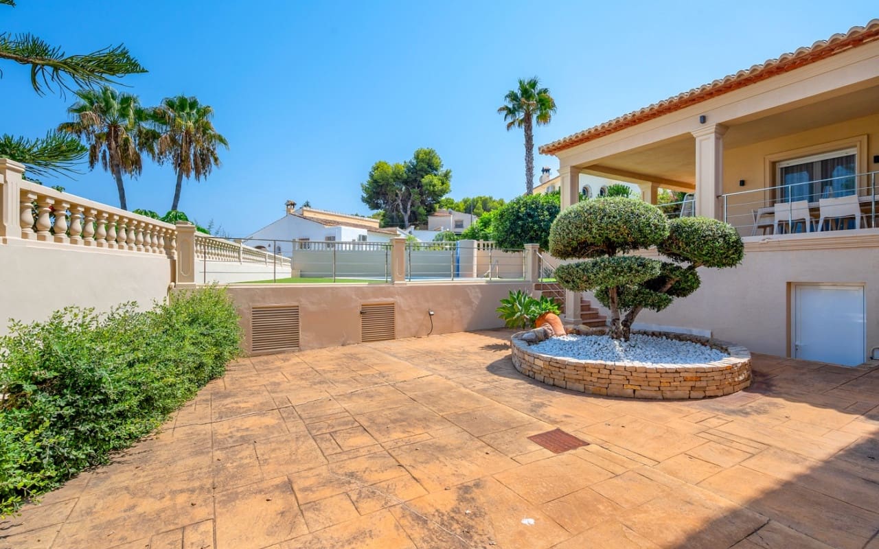 5 bedroom Villa for sale in Benissa with pool - € 1,690,000 (Ref: 9880209)