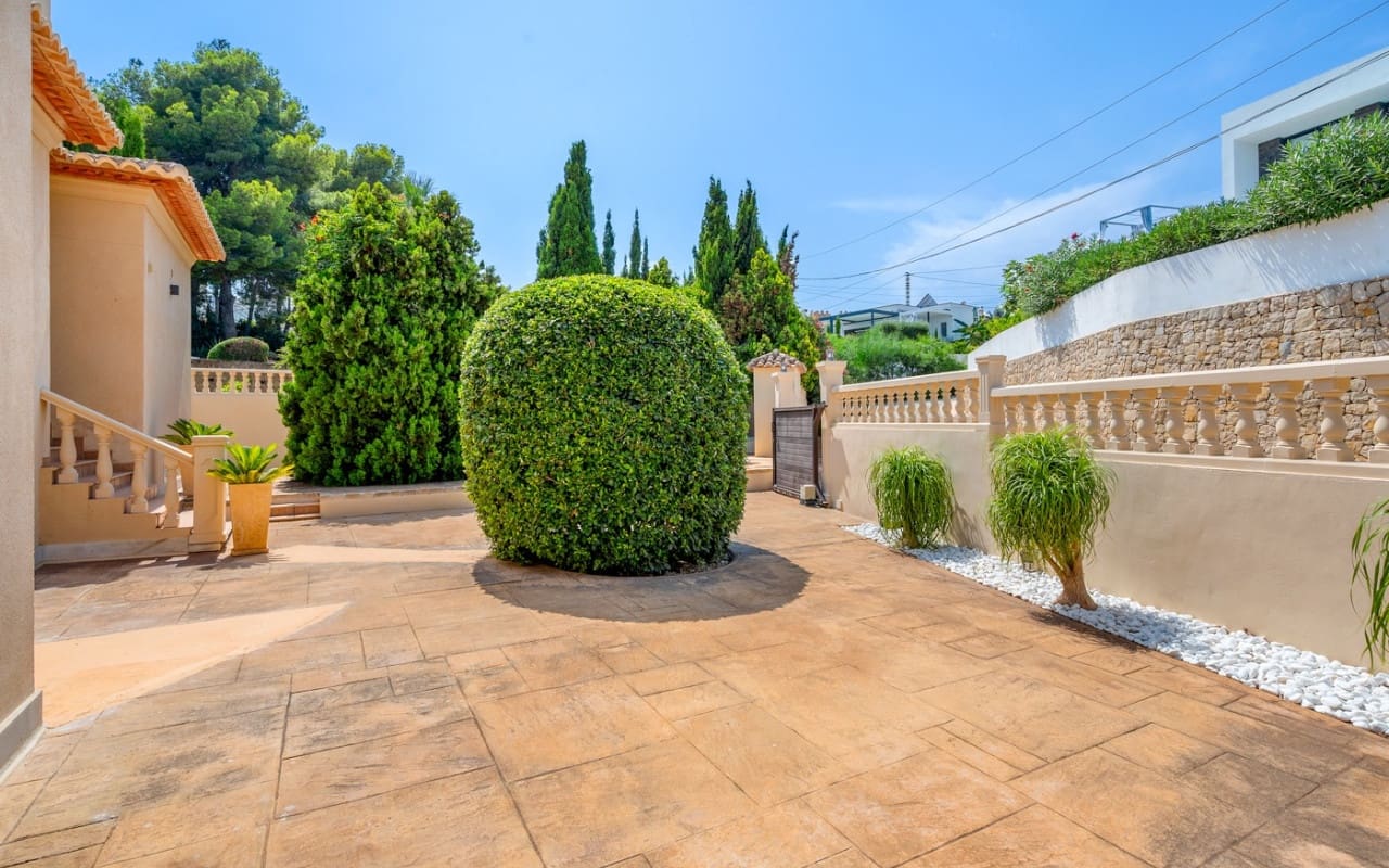 5 bedroom Villa for sale in Benissa with pool - € 1,690,000 (Ref: 9880209)