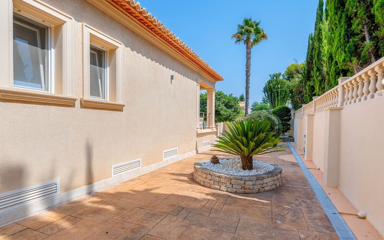 5 bedroom Villa for sale in Benissa with pool - € 1,690,000 (Ref: 9880209)