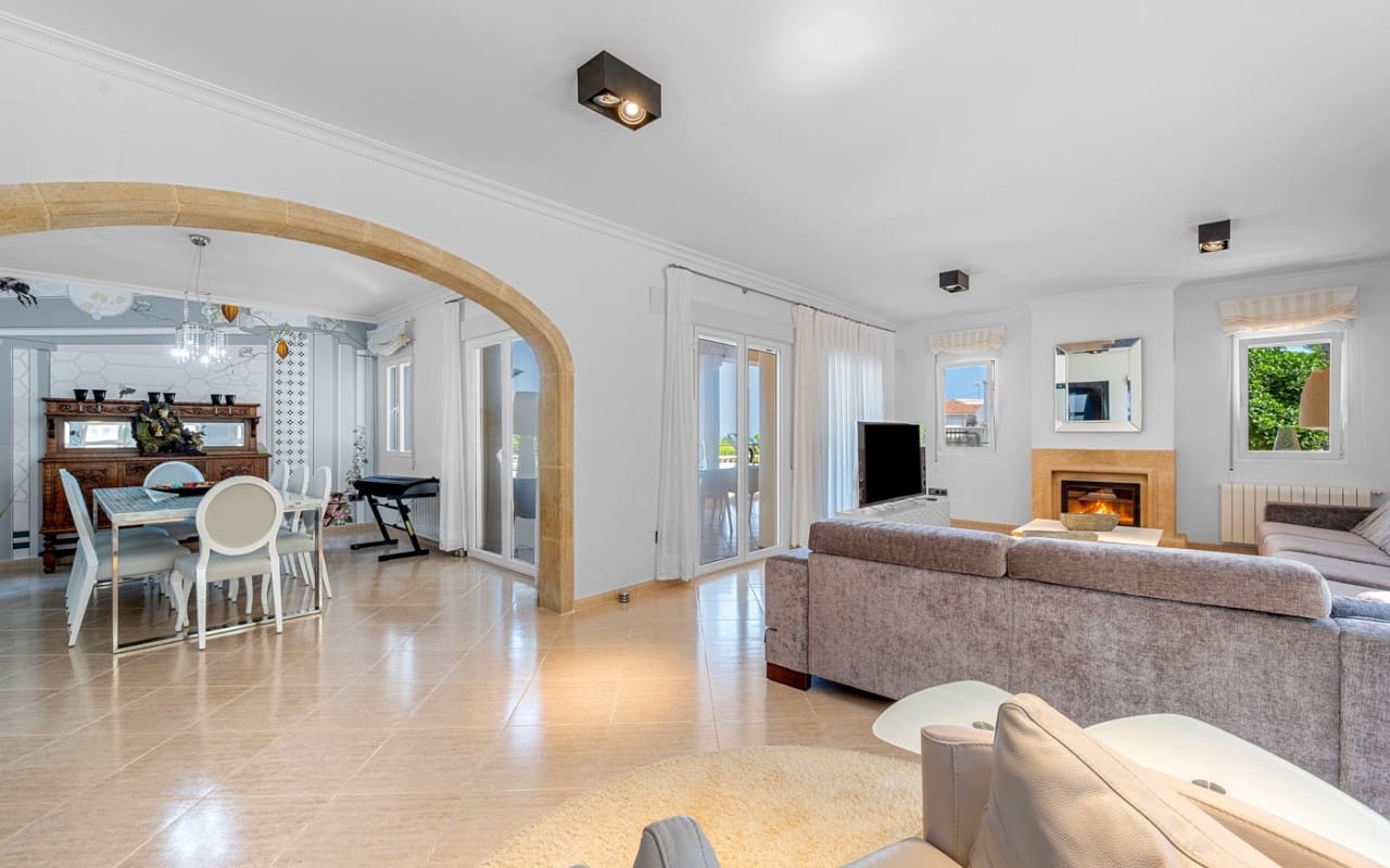 5 bedroom Villa for sale in Benissa with pool - € 1,690,000 (Ref: 9880209)