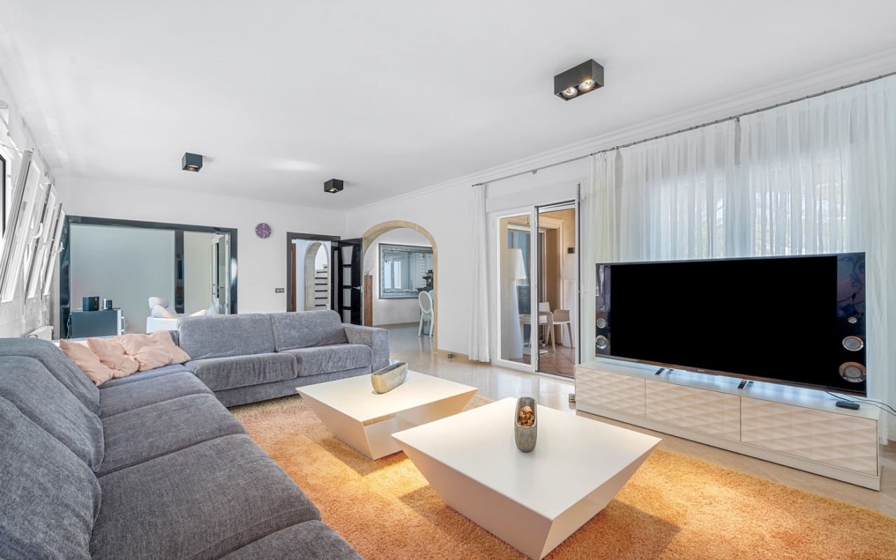 5 bedroom Villa for sale in Benissa with pool - € 1,690,000 (Ref: 9880209)