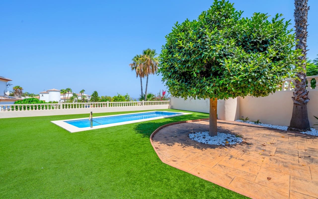 5 bedroom Villa for sale in Benissa with pool - € 1,690,000 (Ref: 9880209)