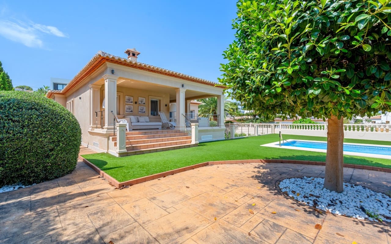 5 bedroom Villa for sale in Benissa with pool - € 1,690,000 (Ref: 9880209)