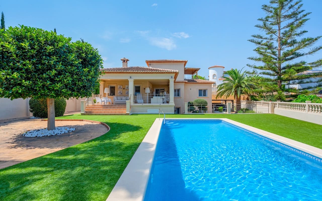 5 bedroom Villa for sale in Benissa with pool - € 1,690,000 (Ref: 9880209)
