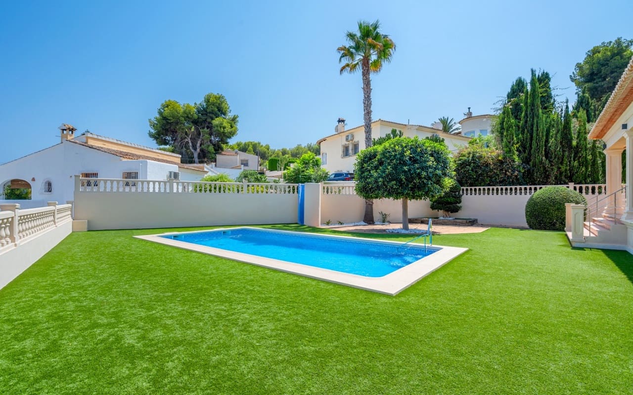 5 bedroom Villa for sale in Benissa with pool - € 1,690,000 (Ref: 9880209)