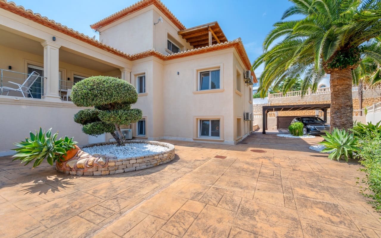5 bedroom Villa for sale in Benissa with pool - € 1,690,000 (Ref: 9880209)