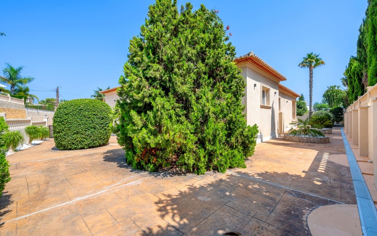 5 bedroom Villa for sale in Benissa with pool - € 1,690,000 (Ref: 9880209)