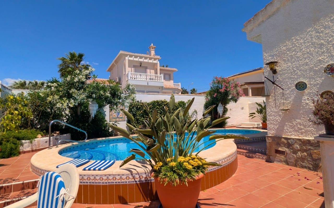 4 Zimmer Villa zu verkaufen in Ciudad Quesada mit Pool - 385.000 € (Ref: 9902208)