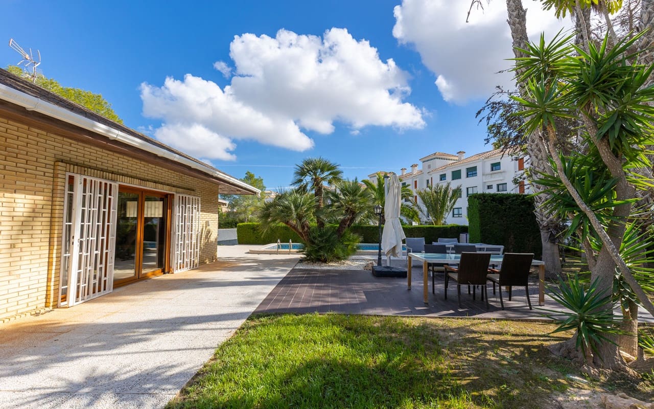 5 slaapkamer Villa te koop in Filipinas - € 599.900 (Ref: 9902211)