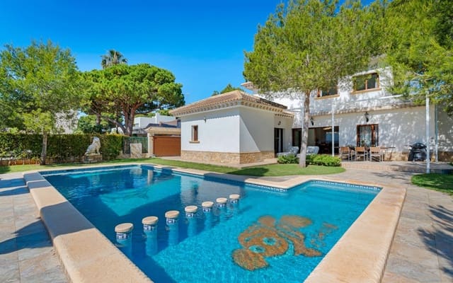 Chalet de 3 habitaciones en Dehesa de Campoamor, Orihuela en venta con piscina - 899.000 € (Ref: 9905062)