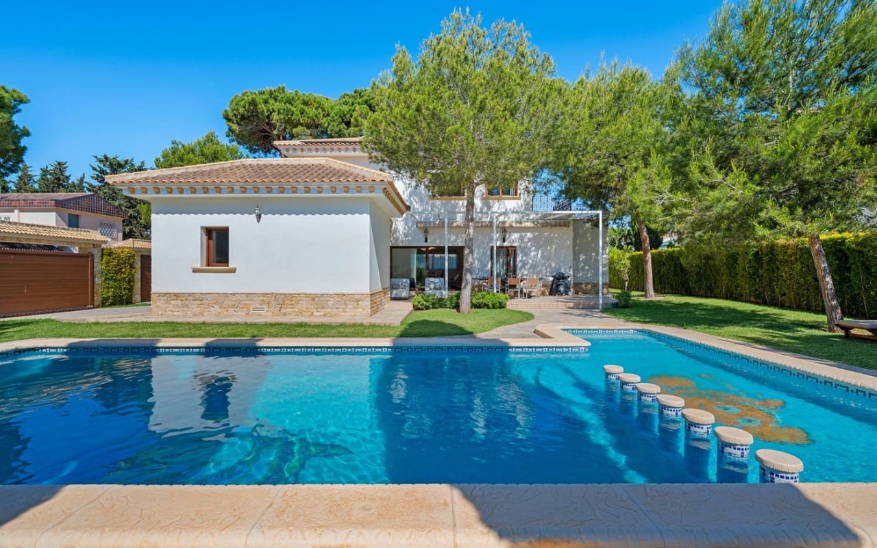 Chalet de 3 habitaciones en Dehesa de Campoamor en venta con piscina - 899.000 € (Ref: 9905062)