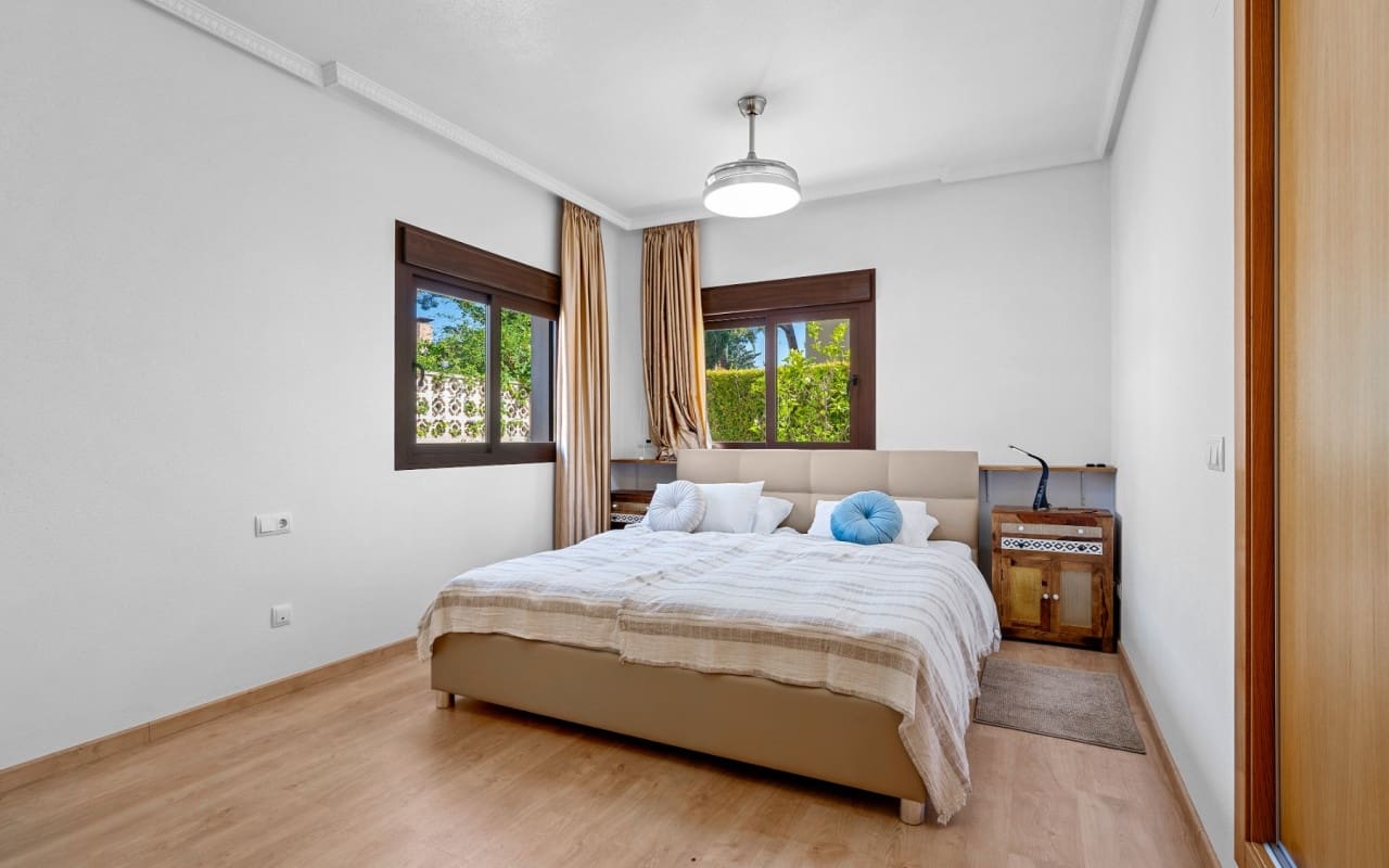 Chalet de 3 habitaciones en Dehesa de Campoamor en venta con piscina - 899.000 € (Ref: 9905062)