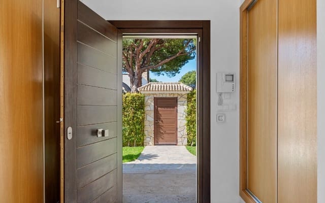 Chalet de 3 habitaciones en Dehesa de Campoamor, Orihuela en venta con piscina - 899.000 € (Ref: 9905062)