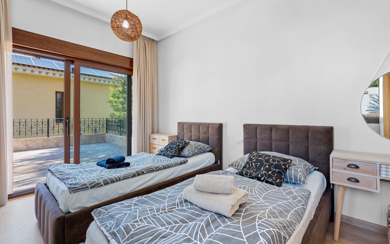 Chalet de 3 habitaciones en Dehesa de Campoamor en venta con piscina - 899.000 € (Ref: 9905062)