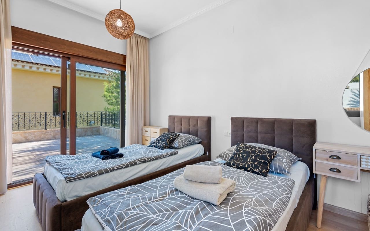 Chalet de 3 habitaciones en Dehesa de Campoamor en venta con piscina - 899.000 € (Ref: 9905062)