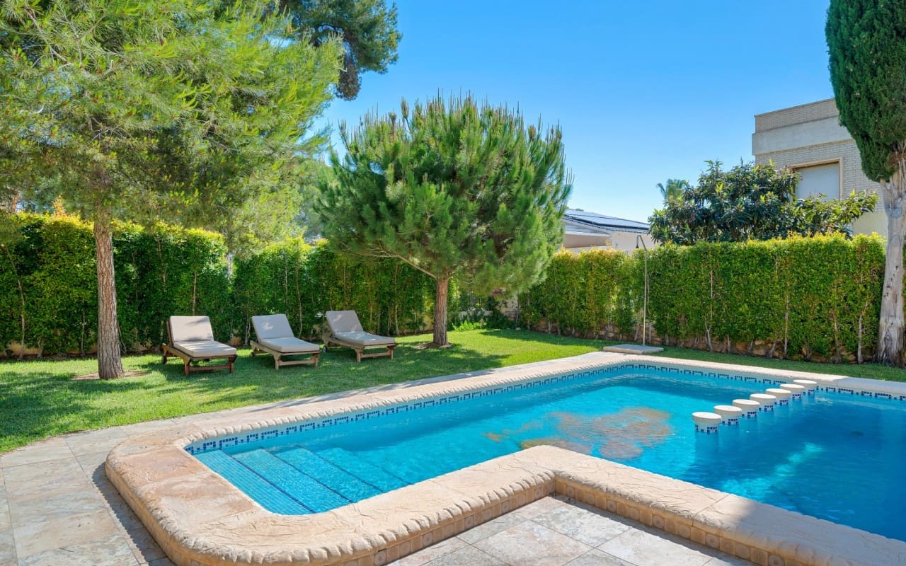 Chalet de 3 habitaciones en Dehesa de Campoamor en venta con piscina - 899.000 € (Ref: 9905062)