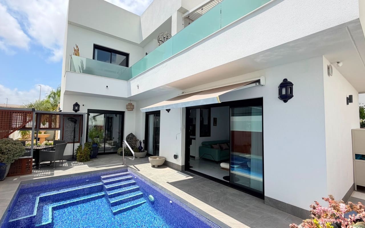 3 makuuhuone Huvila myytävänä paikassa Los Montesinos mukana uima-altaan - 425 000 € (Ref: 9905064)