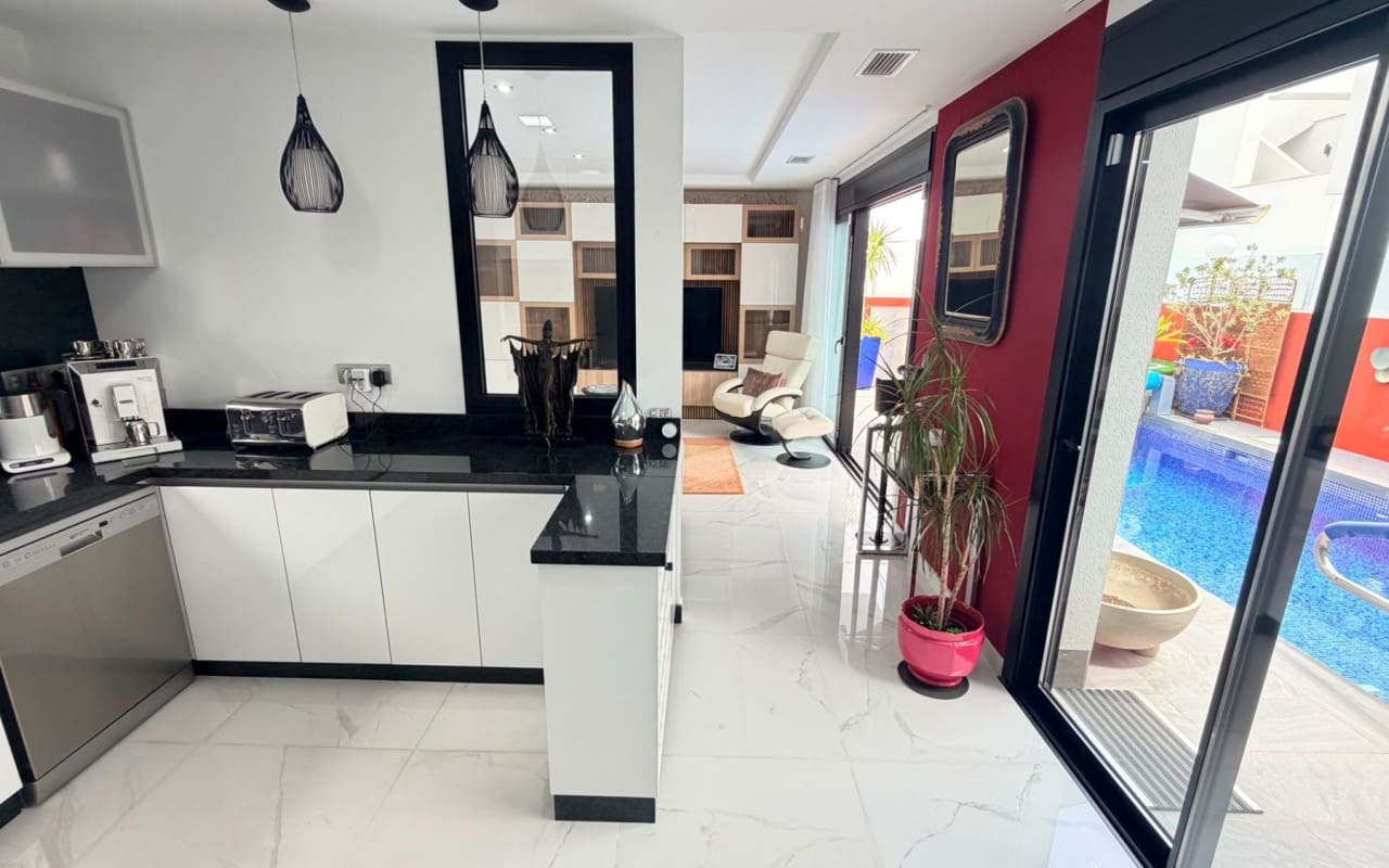 3 makuuhuone Huvila myytävänä paikassa Los Montesinos mukana uima-altaan - 425 000 € (Ref: 9905064)