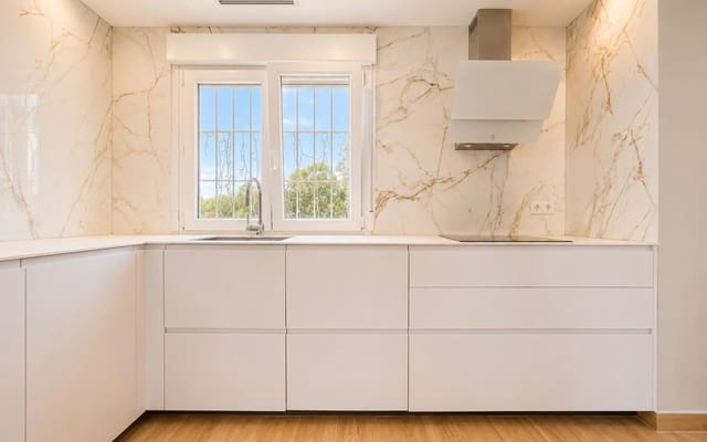 Chalet de 4 habitaciones en Dehesa de Campoamor, Orihuela en venta con piscina - 1.225.000 € (Ref: 9905066)