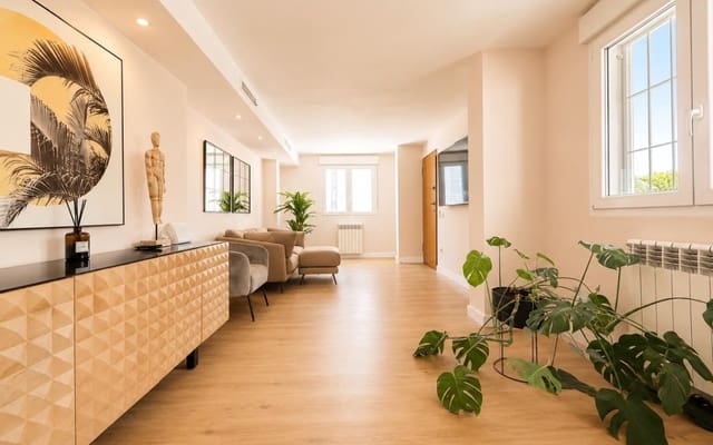 Chalet de 4 habitaciones en Dehesa de Campoamor, Orihuela en venta con piscina - 1.225.000 € (Ref: 9905066)