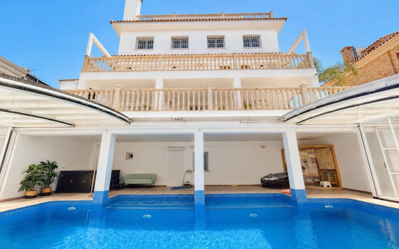 Chalet de 4 habitaciones en Dehesa de Campoamor en venta con piscina - 1.225.000 € (Ref: 9905066)