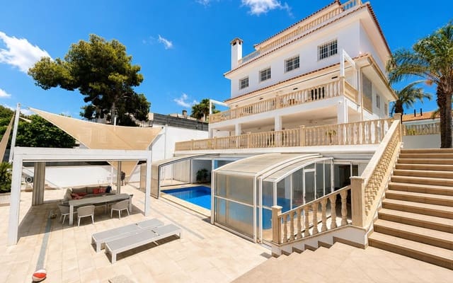 Chalet de 4 habitaciones en Dehesa de Campoamor, Orihuela en venta con piscina - 1.225.000 € (Ref: 9905066)