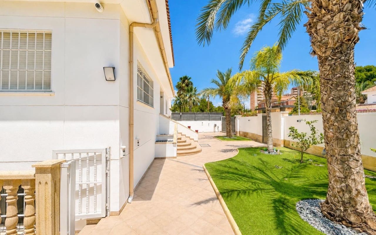 Chalet de 4 habitaciones en Dehesa de Campoamor en venta con piscina - 1.225.000 € (Ref: 9905066)