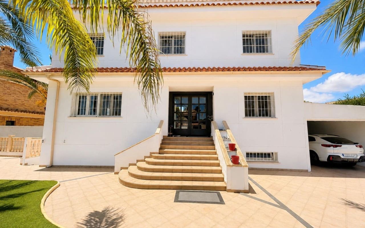 Chalet de 4 habitaciones en Dehesa de Campoamor en venta con piscina - 1.225.000 € (Ref: 9905066)