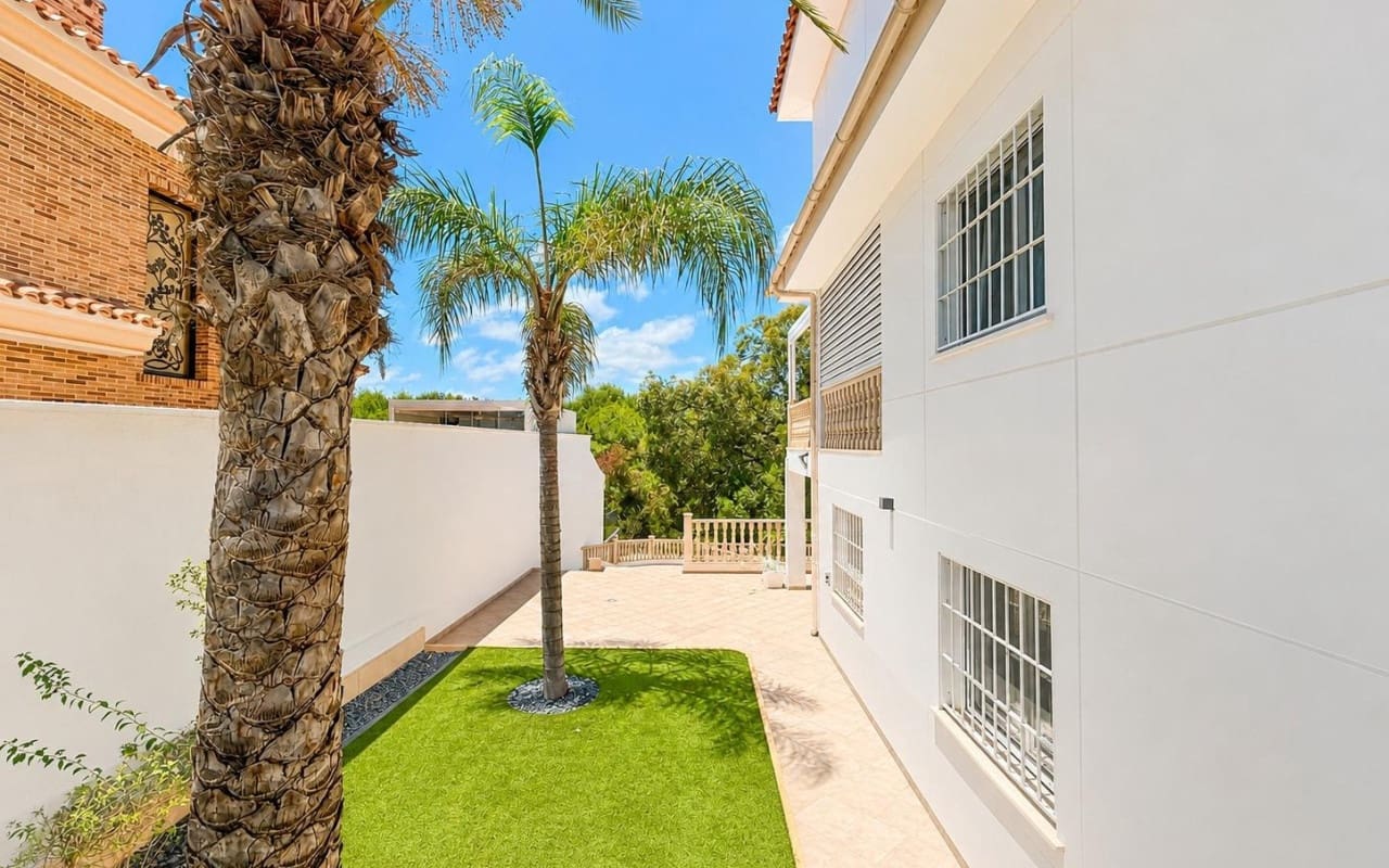 Chalet de 4 habitaciones en Dehesa de Campoamor en venta con piscina - 1.225.000 € (Ref: 9905066)