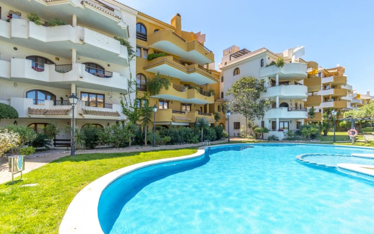 2 soveværelse Penthouse til salg i Punta Prima med swimmingpool - € 299.900 (Ref: 9905068)