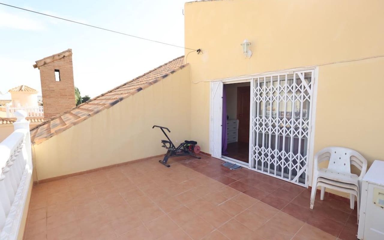 4 soveværelse Villa til salg i Playa Flamenca med swimmingpool - € 555.000 (Ref: 9913707)