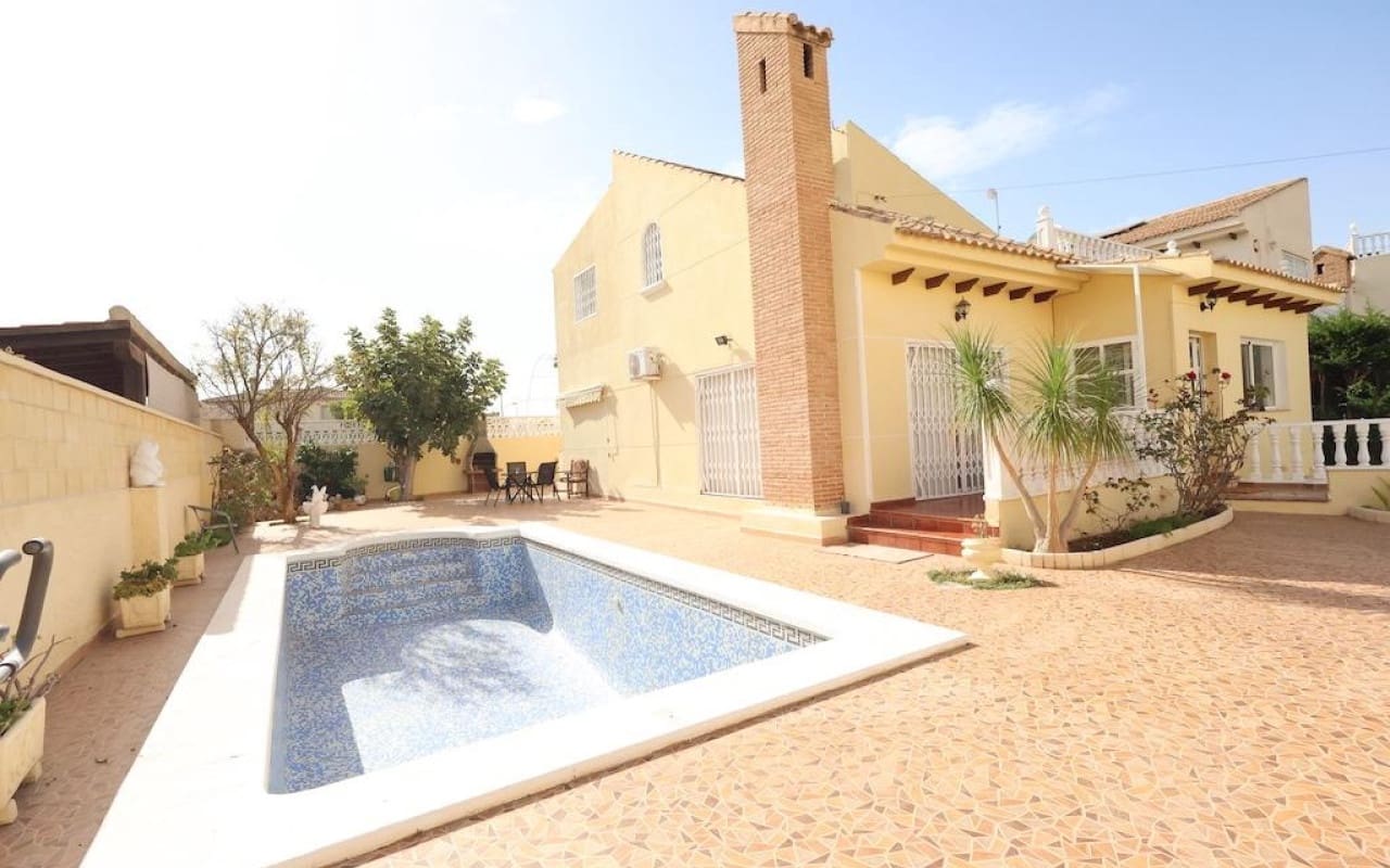 4 soveværelse Villa til salg i Playa Flamenca med swimmingpool - € 555.000 (Ref: 9913707)