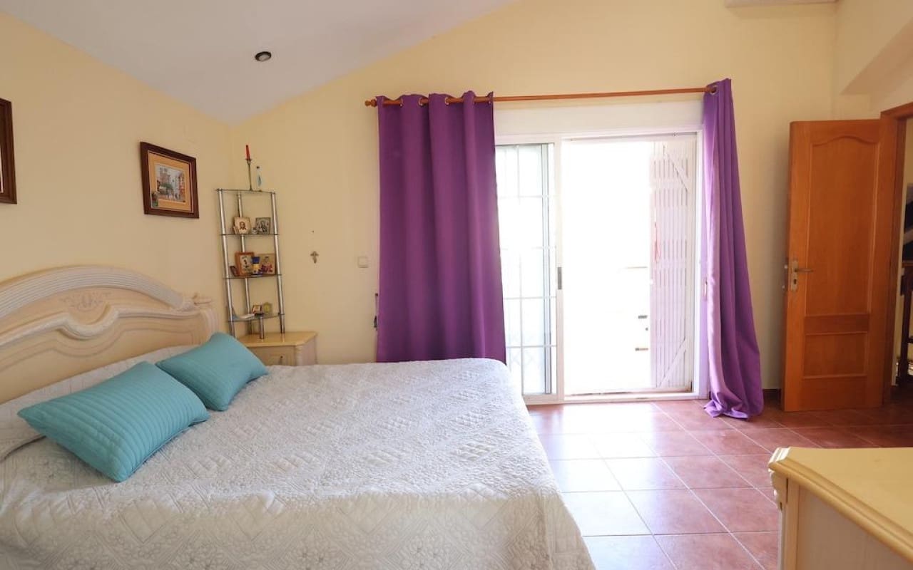 4 soveværelse Villa til salg i Playa Flamenca med swimmingpool - € 555.000 (Ref: 9913707)