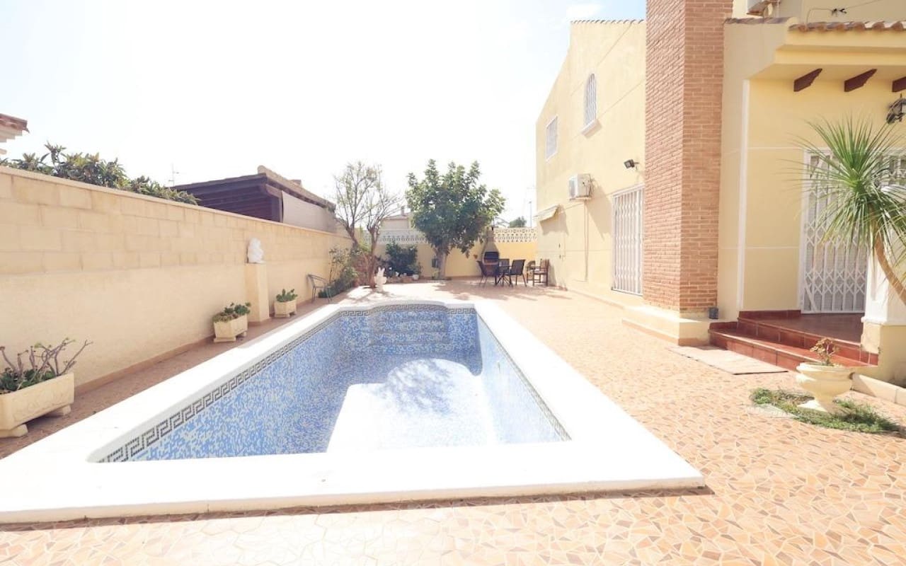 4 soveværelse Villa til salg i Playa Flamenca med swimmingpool - € 555.000 (Ref: 9913707)