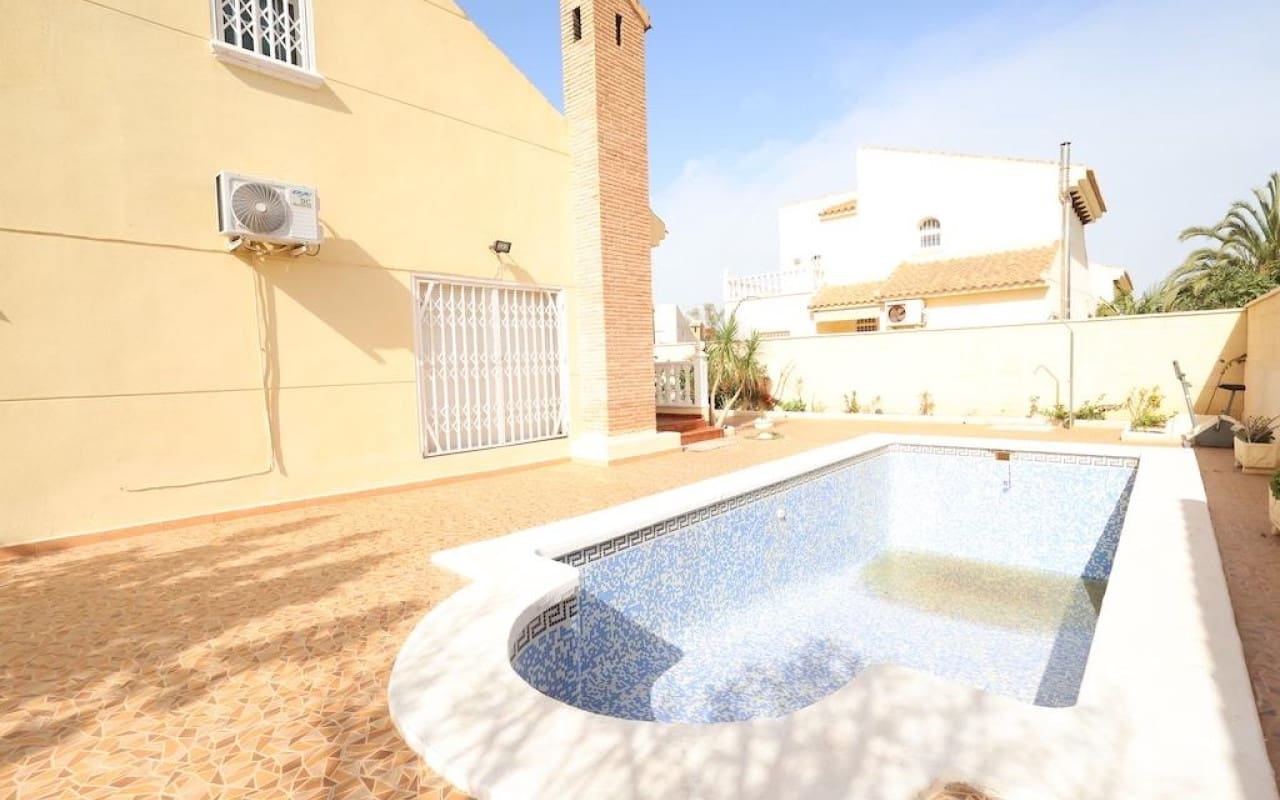 4 soveværelse Villa til salg i Playa Flamenca med swimmingpool - € 555.000 (Ref: 9913707)